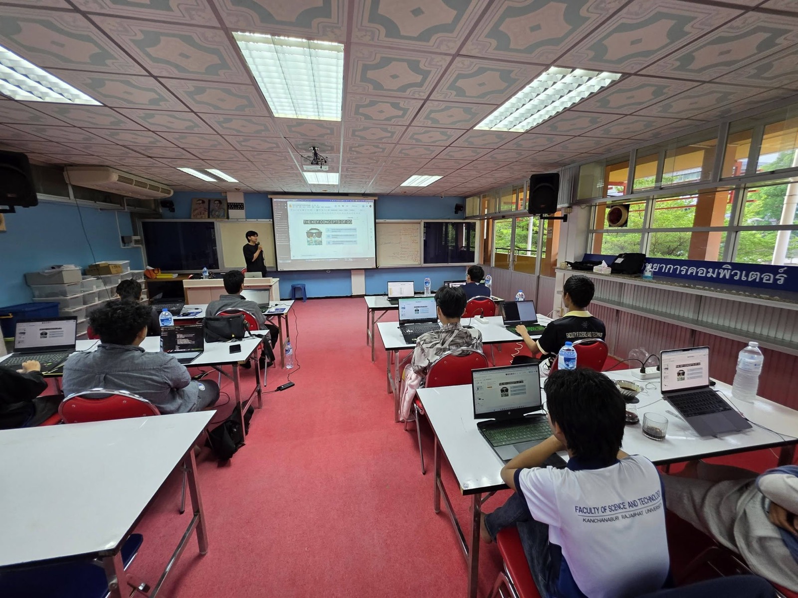บรรยากาศห้องอบรม — นักศึกษาลงมือเขียนโค้ด